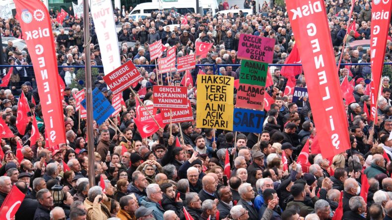 ON BİNLERCE ADANALI CHP İL BİNASI ÖNÜNDE ZEYDAN KARALAR’LA HASRET GİDERDİ