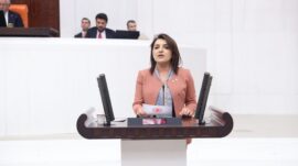 GÜLCAN KIŞ’TAN SERT TEPKİ: “KÜLTÜRÜ BÖLDÜNÜZ, SANATI AYRIŞTIRDINIZ”