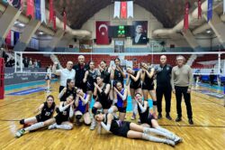 ABBSK GENÇ KIZLAR VOLEYBOL TAKIMI, ZEYDAN KARALAR’I ŞAMPİYONLUKLA KARŞILADI