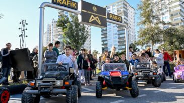 ÖĞRENCİLER ARA TATİLDE KARNE HEDİYESİNİ BÜYÜKŞEHİR’DEN ALDI