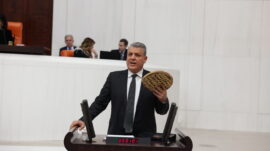 RAMAZAN PİDESİYLE MECLİS KÜRSÜSÜNE ÇIKTI