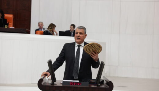 RAMAZAN PİDESİYLE MECLİS KÜRSÜSÜNE ÇIKTI