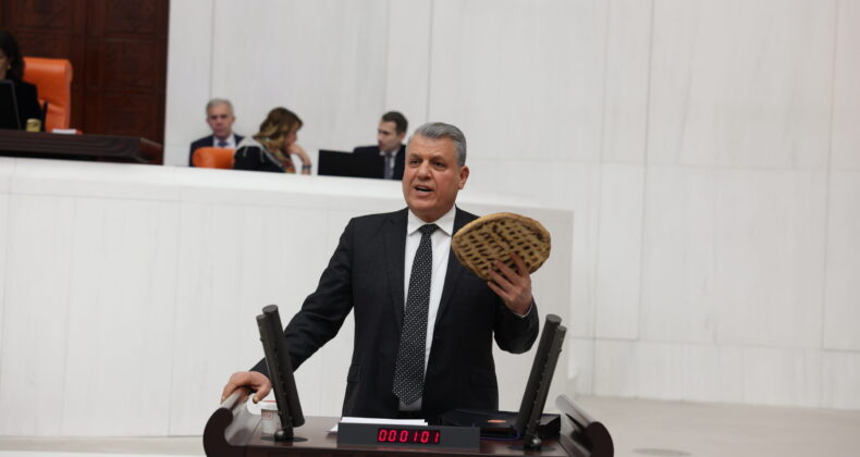 RAMAZAN PİDESİYLE MECLİS KÜRSÜSÜNE ÇIKTI