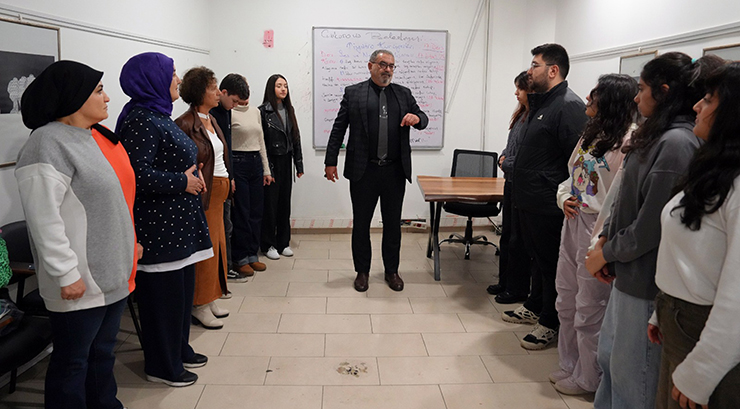 ÇUKUROVA’DA TİYATRO KURSUNA YOĞUN İLGİ