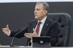 VAHAP SEÇER: “KENTTE YÜZDE 84 MEMNUNİYET ORANI VAR”