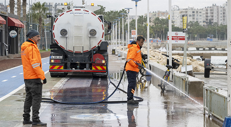 MERSİN BÜYÜKŞEHİR SELİN İZLERİNİ TÜM BİRİMLERİYLE SİLİYOR