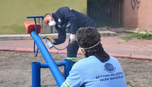 SEYHAN BELEDİYESİNDEN PARKLARA YOĞUN MESAİ