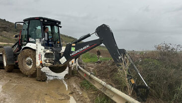 YUMURTALIK’TA KAPANAN YOLLAR AÇILDI, TAŞKIN RİSKİ AZALTILDI…
