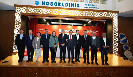 YÜREĞİR’DE “BARIŞIN DİLİ HUKUK VE DEMOKRASİ OLMALI” KONFERANSI