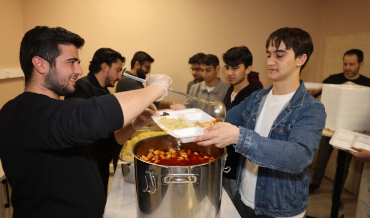 1.5 ADANA TEKNOLOJİ TAKIMLARI GELENEKSEL İFTAR SOFRASINDA BULUŞTU