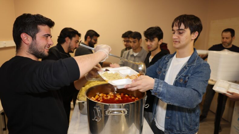 1.5 ADANA TEKNOLOJİ TAKIMLARI GELENEKSEL İFTAR SOFRASINDA BULUŞTU