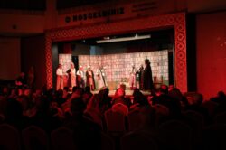 YÜREĞİR’DE PİR SULTAN ABDAL TİYATRO OYUNUNA YOĞUN İLGİ