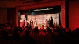 YÜREĞİR’DE PİR SULTAN ABDAL TİYATRO OYUNUNA YOĞUN İLGİ