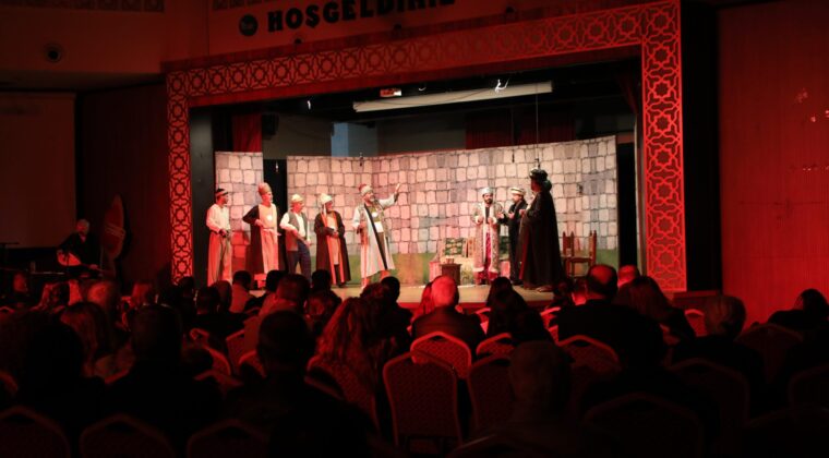 YÜREĞİR’DE PİR SULTAN ABDAL TİYATRO OYUNUNA YOĞUN İLGİ