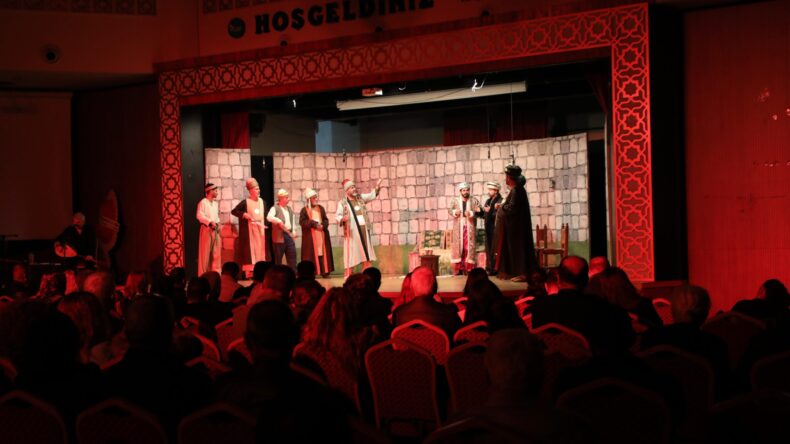 YÜREĞİR’DE PİR SULTAN ABDAL TİYATRO OYUNUNA YOĞUN İLGİ