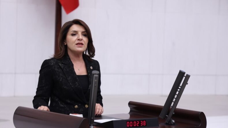 KADINLARIN EŞİTLİĞİ CUMHURİYET’İN EN BÜYÜK DEVRİMLERİNDEN BİRİDİR