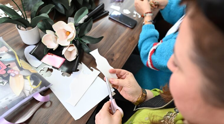 MERSİN BÜYÜKŞEHİR’İN MERCEK KURSLARINDA KADINLAR ÜRETTİKÇE KAZANIYOR