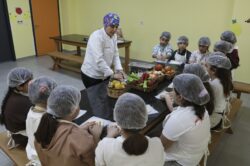 MERSİN BÜYÜKŞEHİR’İN MUTFAK ATÖLYESİ ÇOCUKLARA YENİ BECERİLER KAZANDIRIYOR