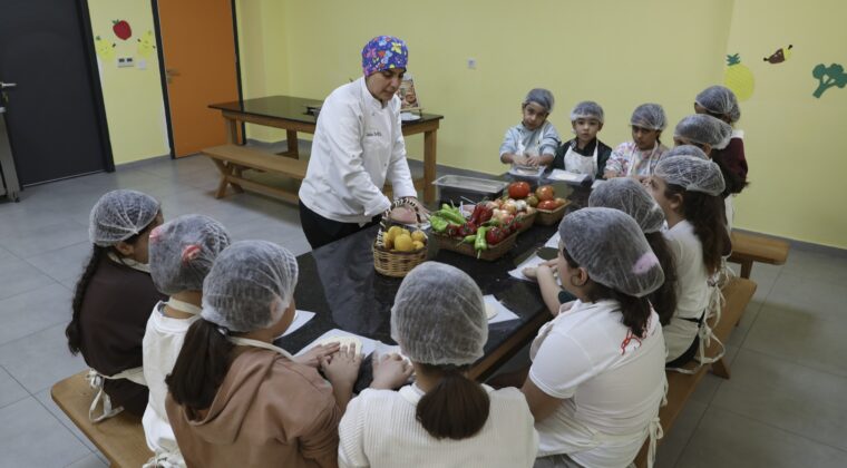 MERSİN BÜYÜKŞEHİR’İN MUTFAK ATÖLYESİ ÇOCUKLARA YENİ BECERİLER KAZANDIRIYOR