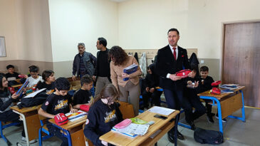 İNŞAAT MÜHENDİSLERİ, ORTAOKULDA TEMEL AFET BİLİNCİ EĞİTİMİ DÜZENLEDİ, DEPREM ÇANTASI DAĞITTI