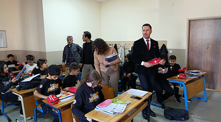 İNŞAAT MÜHENDİSLERİ, ORTAOKULDA TEMEL AFET BİLİNCİ EĞİTİMİ DÜZENLEDİ, DEPREM ÇANTASI DAĞITTI