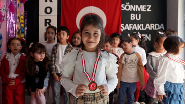 ÇUKUROVA’DA MİNİKLERDEN İSTİKLAL MARŞI’NA ANLAMLI ANMA