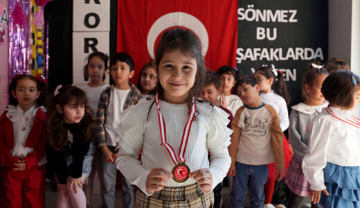 ÇUKUROVA’DA MİNİKLERDEN İSTİKLAL MARŞI’NA ANLAMLI ANMA