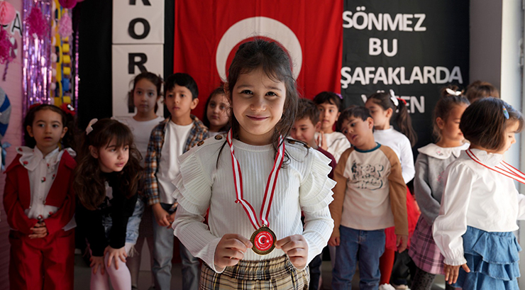 ÇUKUROVA’DA MİNİKLERDEN İSTİKLAL MARŞI’NA ANLAMLI ANMA