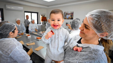MERSİN BÜYÜKŞEHİR COĞRAFİ İŞARETLİ KAN PORTAKALI’NI KADIN EMEĞİ İLE GELECEĞE TAŞIYOR