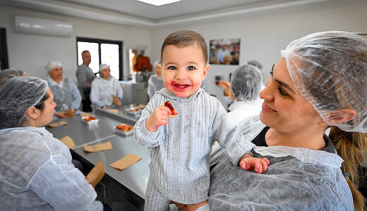 MERSİN BÜYÜKŞEHİR COĞRAFİ İŞARETLİ KAN PORTAKALI’NI KADIN EMEĞİ İLE GELECEĞE TAŞIYOR