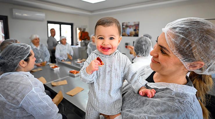MERSİN BÜYÜKŞEHİR COĞRAFİ İŞARETLİ KAN PORTAKALI’NI KADIN EMEĞİ İLE GELECEĞE TAŞIYOR