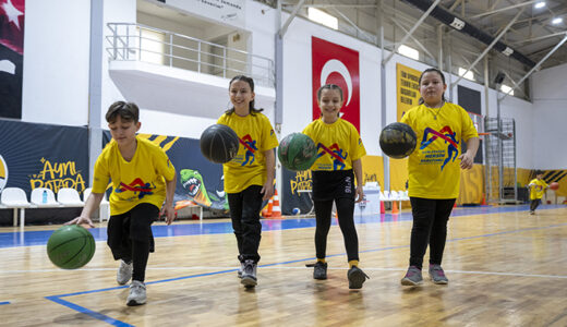 DÖRDÜZ KARDEŞLER BÜYÜKŞEHİR’İN SPOR KURSLARIYLA GELİŞİYOR VE SOSYALLEŞİYOR