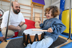 MERSİN BÜYÜKŞEHİR’DEN DMD HASTASI KORAY’A ERGOTERAPİ DESTEĞİ…