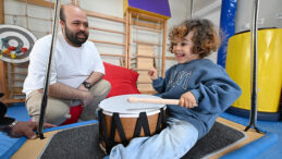 MERSİN BÜYÜKŞEHİR’DEN DMD HASTASI KORAY’A ERGOTERAPİ DESTEĞİ…