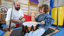 MERSİN BÜYÜKŞEHİR’DEN DMD HASTASI KORAY’A ERGOTERAPİ DESTEĞİ…