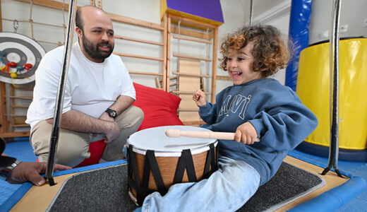 MERSİN BÜYÜKŞEHİR’DEN DMD HASTASI KORAY’A ERGOTERAPİ DESTEĞİ…