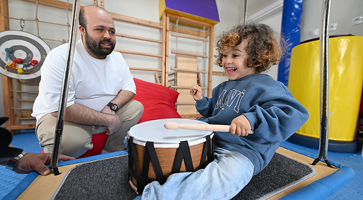 MERSİN BÜYÜKŞEHİR’DEN DMD HASTASI KORAY’A ERGOTERAPİ DESTEĞİ…