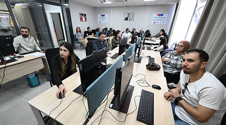 MERSİN BÜYÜKŞEHİR’DEN GENÇLERE YAPAY ZEKA VE VERİ ANALİZİ EĞİTİMİ