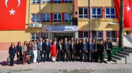 VALİ MUSTAFA YAVUZ DSİ BARAJ ORTAOKULUNDA ÖĞRENCİLERLE BİR ARAYA GELDİ