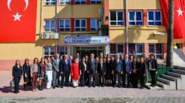 VALİ MUSTAFA YAVUZ DSİ BARAJ ORTAOKULUNDA ÖĞRENCİLERLE BİR ARAYA GELDİ