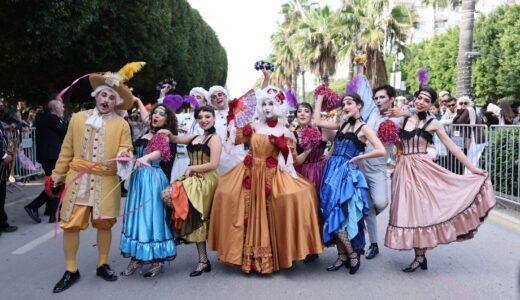 ADANA KARNAVAL COŞKUSUNU DOYASIYA YAŞADI