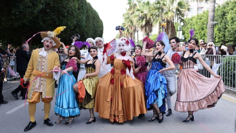 ADANA KARNAVAL COŞKUSUNU DOYASIYA YAŞADI