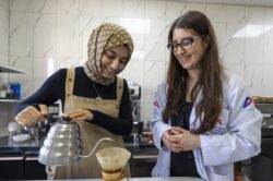 MERSİN BÜYÜKŞEHİR’DEN KAHVE TUTKUNLARINI SEVİNDİREN EĞİTİM: ‘KAHVE YAPIMI VE SUNUMU’