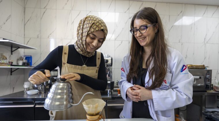 MERSİN BÜYÜKŞEHİR’DEN KAHVE TUTKUNLARINI SEVİNDİREN EĞİTİM: ‘KAHVE YAPIMI VE SUNUMU’