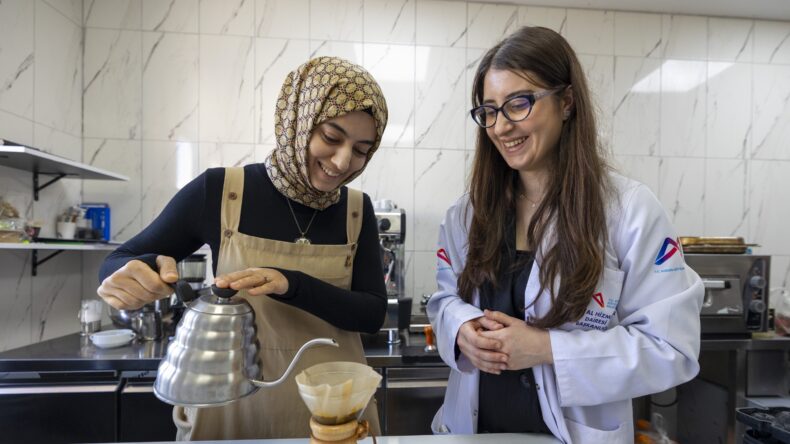 MERSİN BÜYÜKŞEHİR’DEN KAHVE TUTKUNLARINI SEVİNDİREN EĞİTİM: ‘KAHVE YAPIMI VE SUNUMU’