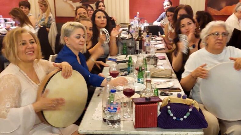 GÖNÜLLERİNCE EĞLENDİLER