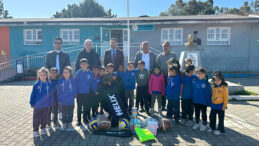 YUMURTALIK’TA ÖĞRENCİLERE SPOR EKİPMANLARI DAĞITILDI