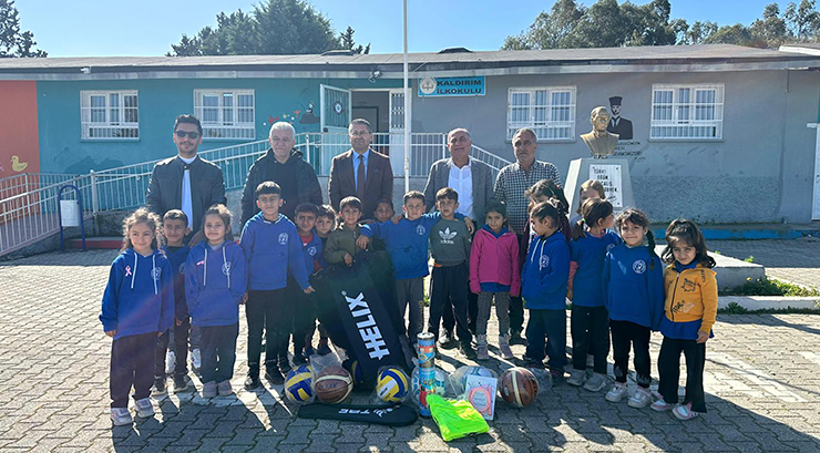 YUMURTALIK’TA ÖĞRENCİLERE SPOR EKİPMANLARI DAĞITILDI