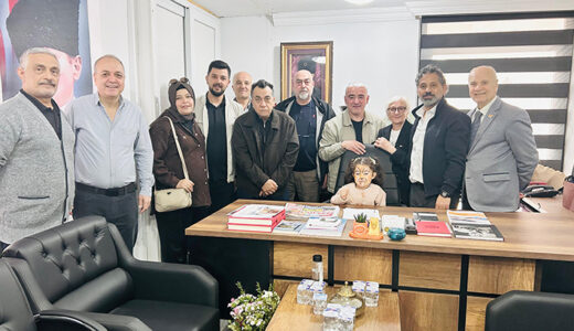 GAZETECİLERİN KOLTUĞU MİNİK SARE’NİN OLDU…