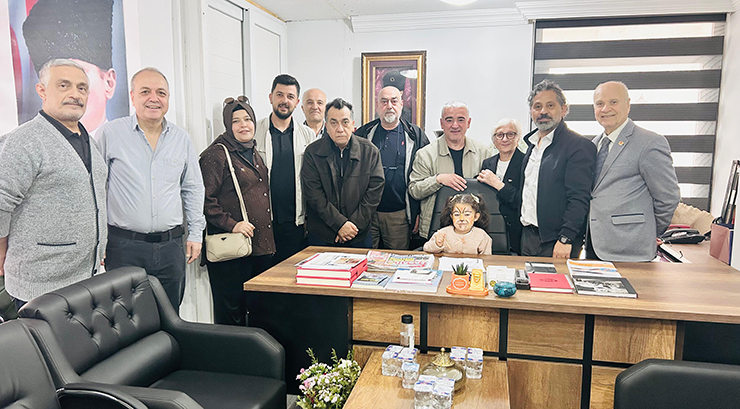 GAZETECİLERİN KOLTUĞU MİNİK SARE’NİN OLDU…